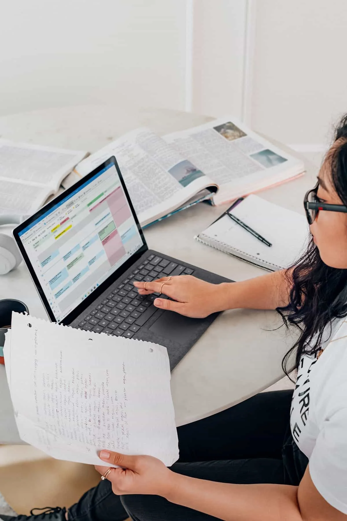 femme travaillant sur son ordinateur