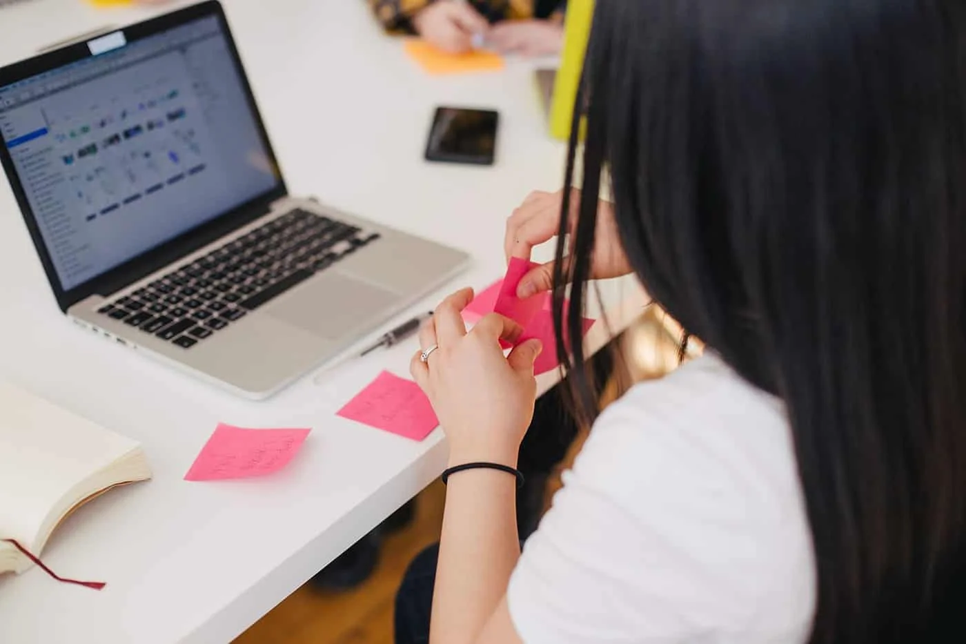 femme en train d'organisé son travail